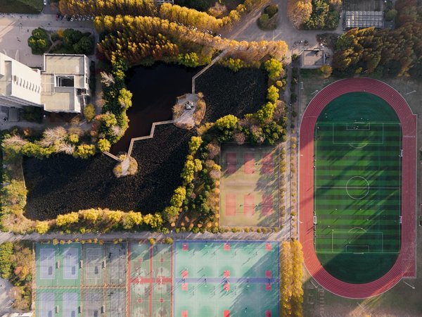 Le phénomène des piscines à débordement : la natation de luxe